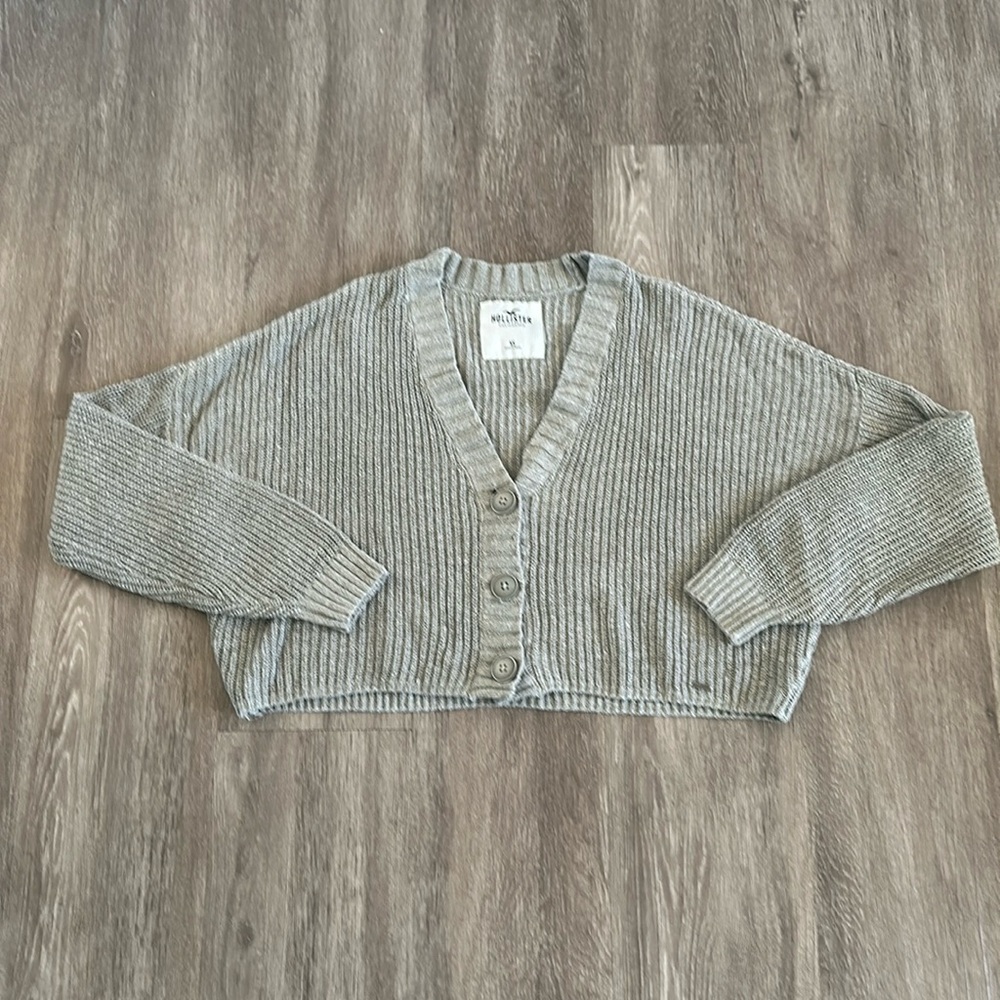 Hollister gray cardigan sweater with grey buttons.